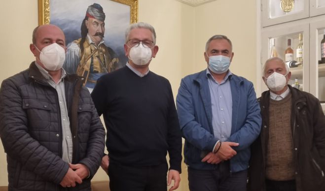 &Mu;&epsilon; &tau;&omicron;&nu; &Delta;ή&mu;&alpha;&rho;&chi;&omicron; &Phi;&omicron;&iota;&nu;&iota;&kappa;&alpha;ί&omega;&nu; &Beta;. &Eta;&pi;&epsilon;ί&rho;&omicron;&upsilon; &kappa;&alpha;&iota; &tau;&omicron;&nu; &Alpha;&nu;&tau;&iota;&pi;&rho;ό&epsilon;&delta;&rho;&omicron; &kappa;ό&mu;&mu;&alpha;&tau;&omicron;&sigmaf;&nbsp;"&Epsilon;&theta;&nu;&iota;&kappa;ή &Epsilon;&lambda;&lambda;&eta;&nu;&iota;&kappa;ή M&epsilon;&iota;&omicron;&nu;ό&tau;&eta;&tau;&alpha;" &sigma;&upsilon;&nu;&alpha;&nu;&tau;ή&theta;&eta;&kappa;&epsilon; &omicron; &Lambda;&alpha;&mu;&pi;&rho;ό&pi;&omicron;&upsilon;&lambda;&omicron;&sigmaf;