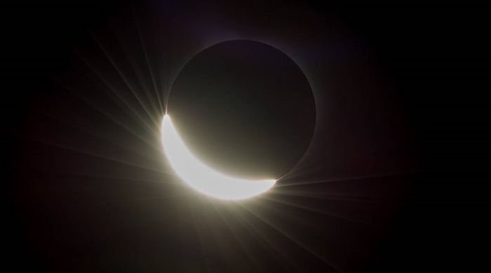 Εκπληκτικές εικόνες της NASA από την ολική έκλειψη ηλίου!