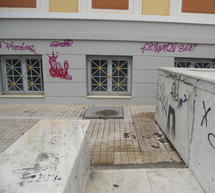 «Μουντζουρωμένα» κτήρια στην Τρίπολη με graffiti και συνθήματα (εικόνες)