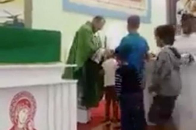Ιερέας ευλογεί παιδιά με ... καρπαζιές και κλωτσιές (vd)