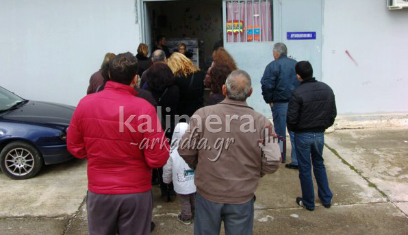 Διανομή φέτας και ελαιολάδου στους τρίτεκνους της Τρίπολης