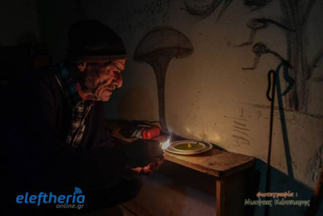 70χρονος στην Καλαμάτα ζει μόνος χωρίς ηλεκτρικό ρεύμα