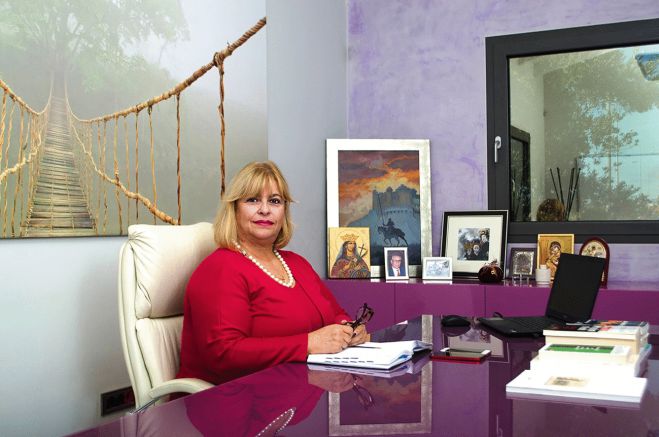 &Kappa;&alpha;&tau;&epsilon;&rho;ί&nu;&alpha; &Kappa;&alpha;&rho;&nu;&iota;&alpha;&delta;ά&kappa;&eta; - &Eta; &gamma;&upsilon;&nu;&alpha;&iota;&kappa;&epsilon;ί&alpha; &epsilon;&pi;&iota;&chi;&epsilon;&iota;&rho;&eta;&mu;&alpha;&tau;&iota;&kappa;ό&tau;&eta;&tau;&alpha; &epsilon;ί&nu;&alpha;&iota; &delta;&epsilon;ί&gamma;&mu;&alpha; &mu;&iota;&alpha;&sigmaf; ώ&rho;&iota;&mu;&eta;&sigmaf; &kappa;&omicron;&iota;&nu;&omega;&nu;ί&alpha;&sigmaf;