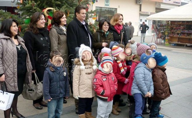 Μικρά παιδιά στόλισαν τα δέντρα στη Πλατεία Πέτρινου! (εικόνες)