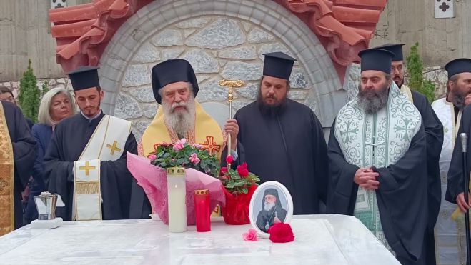 &Tau;&rho;&iota;&sigma;ά&gamma;&iota;&omicron; &upsilon;&pi;έ&rho; &alpha;&nu;&alpha;&pi;&alpha;ύ&sigma;&epsilon;&omega;&sigmaf; &tau;&omicron;&upsilon; &mu;&alpha;&kappa;&alpha;&rho;&iota;&sigma;&tau;&omicron;ύ &Mu;&eta;&tau;&rho;&omicron;&pi;&omicron;&lambda;ί&tau;&omicron;&upsilon; &Alpha;&lambda;&epsilon;&xi;ά&nu;&delta;&rho;&omicron;&upsilon; (vd)