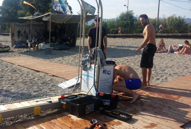 Καλαμάτα | Επισκευάσθηκε ο μηχανισμός για την πρόσβαση ατόμων με κινητικά προβλήματα στην παραλία