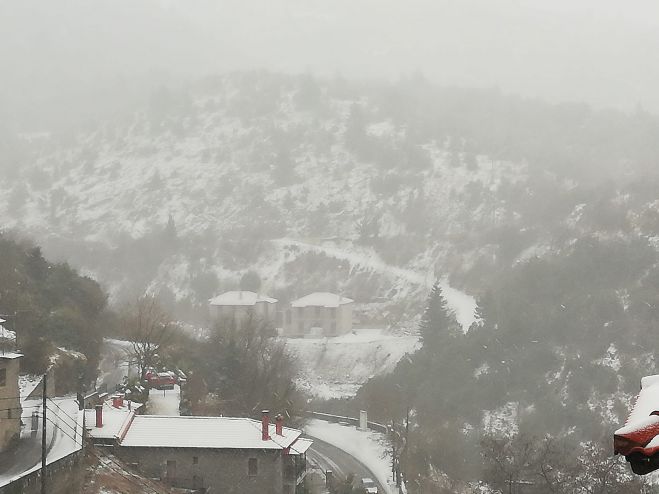 Χιονισμένη η πανέμορφη Στεμνίτσα (εικόνες)