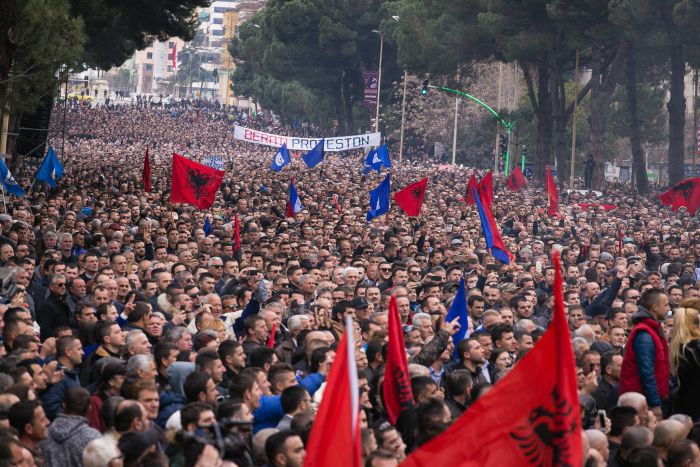 Αλβανία: Μαζικές διαδηλώσεις για την παραίτηση του Έντι Ράμα! (vd)