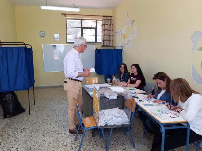 &Psi;ή&phi;&iota;&sigma;&epsilon; &omicron; &upsilon;&pi;&omicron;&psi;ή&phi;&iota;&omicron;&sigmaf; &Delta;ή&mu;&alpha;&rho;&chi;&omicron;&sigmaf;, &Gamma;&iota;ά&nu;&nu;&eta;&sigmaf; &Sigma;&mu;&upsilon;&rho;&nu;&iota;ώ&tau;&eta;&sigmaf; (&epsilon;&iota;&kappa;ό&nu;&epsilon;&sigmaf;)