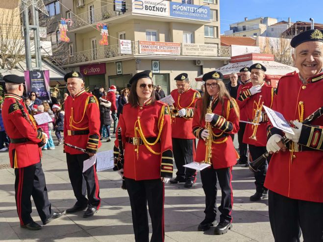 Τα κάλαντα της Φιλαρμονικής έξω από το Μαλλιαροπούλειο! (vd)