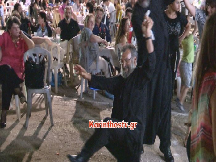 Κορινθία | Παπάς χόρεψε το τσάμικο της Φιλιώς Πυργάκη και τρέλανε κόσμο! (vd)