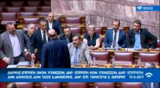&Chi;ά&omicron;&sigmaf; &sigma;&tau;&eta; &Beta;&omicron;&upsilon;&lambda;ή: &Omicron; &Kappa;&alpha;&sigma;&iota;&delta;&iota;ά&rho;&eta;&sigmaf; έ&sigma;&pi;&rho;&omega;&xi;&epsilon; &tau;&omicron;&nu; &Delta;έ&nu;&delta;&iota;&alpha;, &pi;&alpha;&nu;&delta;&alpha;&iota;&mu;ό&nu;&iota;&omicron; &sigma;&tau;&eta;&nu; &alpha;ί&theta;&omicron;&upsilon;&sigma;&alpha; (vd)
