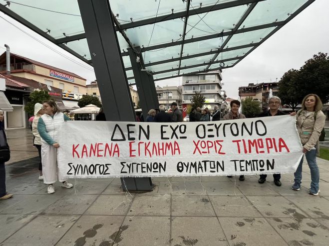 Συγκέντρωση αλληλεγγύης στους απεργούς πείνας για τα Τέμπη στην πλατεία Πετρινού (εικόνες)