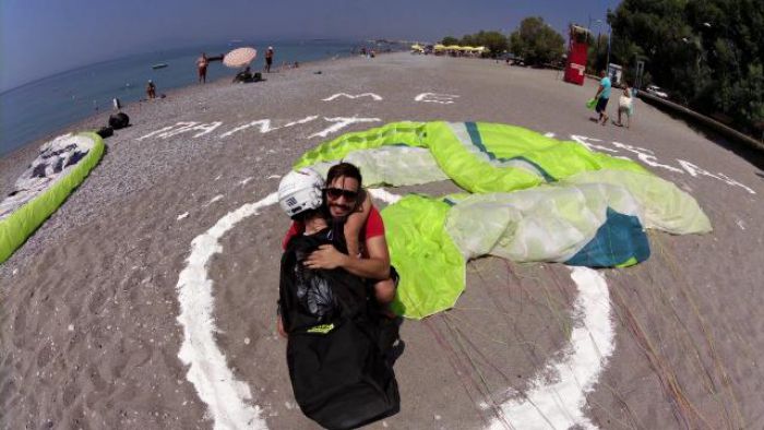Καλαμάτα | Πρόταση γάμου στην παραλία μετά από πτήση με αλεξίπτωτο!