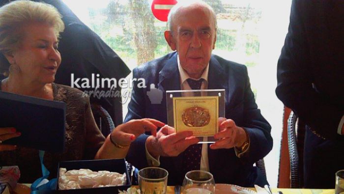 &Tau;&omicron; &gamma;&epsilon;ύ&mu;&alpha; &pi;&rho;&omicron;&sigmaf; &tau;&iota;&mu;ή&nu; &tau;&omicron;&upsilon; &Gamma;&iota;ώ&rho;&gamma;&omicron;&upsilon; &Kappa;&alpha;&rho;&alpha;&gamma;&iota;ά&nu;&nu;&eta;, &tau;&alpha; &delta;ώ&rho;&alpha; &kappa;&alpha;&iota; &omicron;&iota; &pi;&alpha;&lambda;&iota;έ&sigmaf; &iota;&sigma;&tau;&omicron;&rho;ί&epsilon;&sigmaf; (vd)