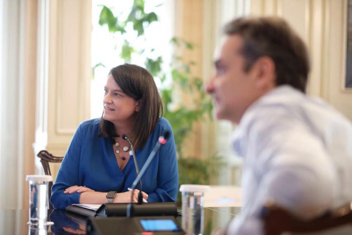 &Sigma;&tau;&iota;&sigmaf; 4.00 &tau;&omicron; &alpha;&pi;ό&gamma;&epsilon;&upsilon;&mu;&alpha; &omicron;&iota; &epsilon;&pi;ί&sigma;&eta;&mu;&epsilon;&sigmaf; &alpha;&nu;&alpha;&kappa;&omicron;&iota;&nu;ώ&sigma;&epsilon;&iota;&sigmaf; &gamma;&iota;&alpha; &tau;&alpha; &sigma;&chi;&omicron;&lambda;&epsilon;ί&alpha;