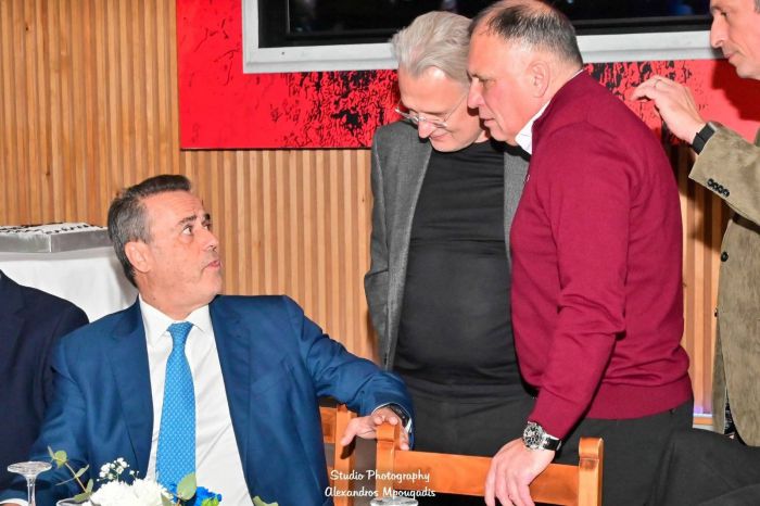 "&Eta; &Pi;&epsilon;&lambda;&omicron;&pi;ό&nu;&nu;&eta;&sigma;&omicron;&sigmaf; &delta;&omicron;&kappa;&iota;&mu;ά&zeta;&epsilon;&tau;&alpha;&iota; &kappa;&alpha;&iota; &omicron; &kappa;. &Pi;&tau;&omega;&chi;ό&sigmaf; &phi;&omega;&tau;&omicron;&gamma;&rho;&alpha;&phi;ί&zeta;&epsilon;&tau;&alpha;&iota; &chi;&alpha;&mu;&omicron;&gamma;&epsilon;&lambda;&alpha;&sigma;&tau;ό&sigmaf; &sigma;&tau;&iota;&sigmaf; &pi;ί&tau;&epsilon;&sigmaf; &tau;&eta;&sigmaf; &Nu;έ&alpha;&sigmaf; &Delta;&eta;&mu;&omicron;&kappa;&rho;&alpha;&tau;ί&alpha;&sigmaf; &tau;&omicron;&upsilon; &Kappa;&upsilon;&rho;&iota;ά&kappa;&omicron;&upsilon; &Mu;&eta;&tau;&sigma;&omicron;&tau;ά&kappa;&eta;"