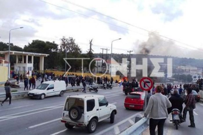 Λέσβος | Έσπασαν αυτοκίνητα και χτύπησαν πολίτες οι άνδρες των ΜΑΤ (vd)