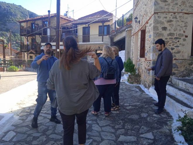 &Sigma;&tau;&omicron;&nu; &Pi;&lambda;ά&tau;&alpha;&nu;&omicron; &Kappa;&upsilon;&nu;&omicron;&upsilon;&rho;ί&alpha;&sigmaf; &omicron;&iota; &laquo;&Alpha;&rho;&chi;&iota;&tau;&epsilon;&kappa;&tau;&omicron;&nu;&iota;&kappa;έ&sigmaf; &Delta;&iota;&alpha;&delta;&rho;&omicron;&mu;έ&sigmaf; &Mu;&epsilon;&sigma;&sigma;ή&nu;&eta;&sigmaf;&raquo;