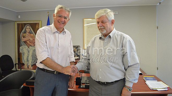 Καινούργια μέρα στο Δήμο - Τα κλειδιά του Δημαρχείου Τρίπολης παρέδωσε ο Σμυρνιώτης στον Παυλή (vd)