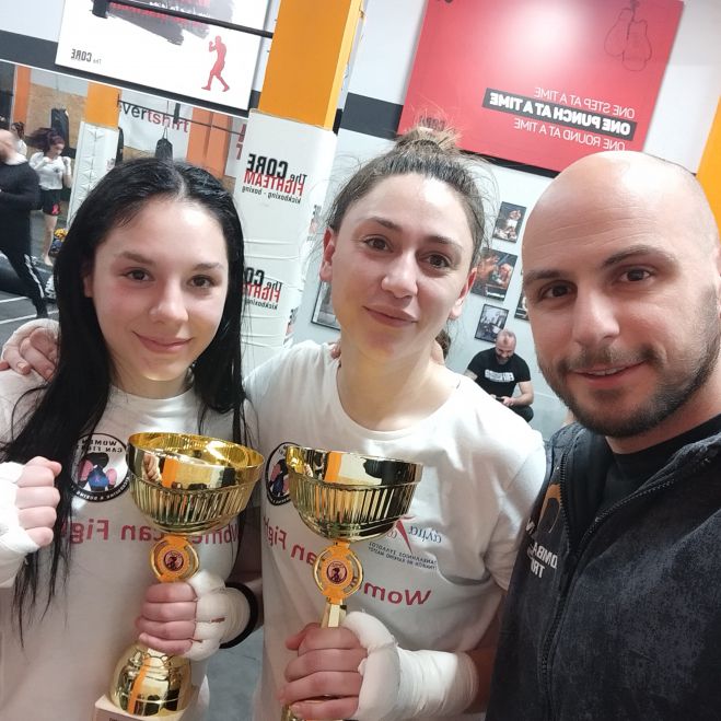 Woman Can Fight | &Sigma;&tau;&omicron;&nu; &alpha;&gamma;ώ&nu;&alpha; &sigma;&upsilon;&mu;&mu;&epsilon;&tau;&epsilon;ί&chi;&alpha;&nu; &eta; &Nu;&omicron;έ&lambda;&iota;&alpha; &Tau;&alpha;&mu;&pi;ά&kappa;&omicron;&upsilon; &kappa;&alpha;&iota; &eta; &Chi;&rho;ύ&sigma;&alpha; &Pi;&alpha;&nu;&tau;&alpha;&zeta;ή