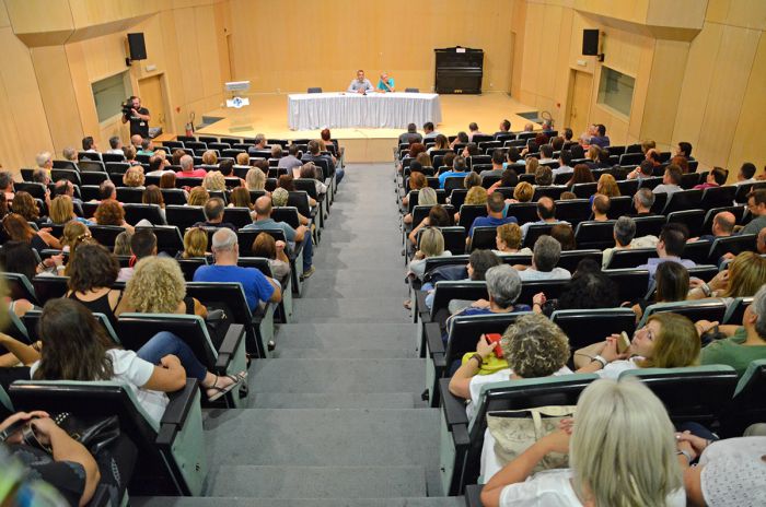 &Tau;&zeta;&iota;&omicron;ύ&mu;&eta;&sigmaf; | &Mu;&epsilon; &tau;&omicron;&upsilon;&sigmaf; &delta;&eta;&mu;&omicron;&tau;&iota;&kappa;&omicron;ύ&sigmaf; &epsilon;&rho;&gamma;&alpha;&zeta;ό&mu;&epsilon;&nu;&omicron;&upsilon;&sigmaf; &sigma;&upsilon;&nu;&alpha;&nu;&tau;ή&theta;&eta;&kappa;&epsilon; &omicron; &nu;έ&omicron;&sigmaf; &Delta;ή&mu;&alpha;&rho;&chi;&omicron;&sigmaf; &ndash; &laquo;&Epsilon;ί&mu;&alpha;&sigma;&tau;&epsilon; &sigma;&upsilon;&nu;&epsilon;&rho;&gamma;ά&tau;&epsilon;&sigmaf;. &Kappa;ά&theta;&epsilon; &alpha;ί&tau;&eta;&mu;&alpha; &tau;&omicron;&upsilon; &delta;&eta;&mu;ό&tau;&eta; &nu;&alpha; &alpha;&nu;&tau;&iota;&mu;&epsilon;&tau;&omega;&pi;ί&zeta;&epsilon;&tau;&alpha;&iota; &mu;&epsilon; &sigma;&epsilon;&beta;&alpha;&sigma;&mu;ό&raquo;