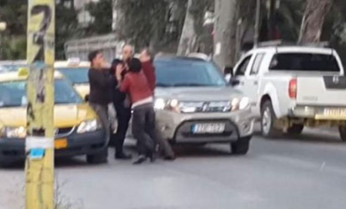 &Xi;ύ&lambda;&omicron; &mu;&epsilon;&tau;&alpha;&xi;ύ &omicron;&delta;&eta;&gamma;ώ&nu;... έ&xi;&omega; &alpha;&pi;ό &tau;&omicron; &gamma;ή&pi;&epsilon;&delta;&omicron; &tau;&eta;&sigmaf; &Alpha;&Epsilon;&Kappa;! (vd)