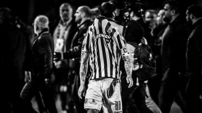 &Sigma;&upsilon;&gamma;&kappa;&lambda;&omicron;&nu;&iota;&sigma;&tau;&iota;&kappa;ό&sigmaf; &Beta;&iota;&epsilon;&rho;ί&nu;&iota;&alpha; &pi;&rho;&omicron;&sigmaf; FIFA &kappa;&alpha;&iota; UEFA: "&Sigma;έ&beta;&omicron;&mu;&alpha;&iota; &tau;&omicron; &pi;&omicron;&delta;ό&sigma;&phi;&alpha;&iota;&rho;&omicron;. &Epsilon;&sigma;&epsilon;ί&sigmaf;, &sigma;έ&beta;&epsilon;&sigma;&tau;&epsilon; &epsilon;&mu;έ&nu;&alpha; &kappa;&alpha;&iota; &tau;&omicron;&upsilon;&sigmaf; &sigma;&upsilon;&mu;&pi;&alpha;ί&kappa;&tau;&epsilon;&sigmaf; &mu;&omicron;&upsilon;;"