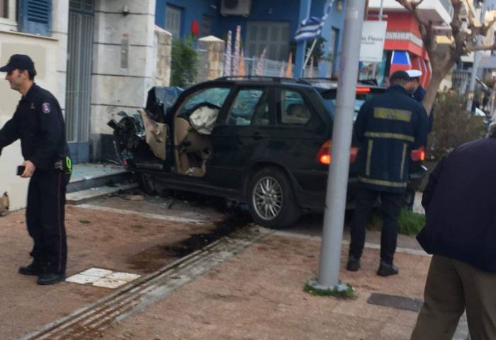 Τροχαίο στην Καλαμάτα | Αυτοκίνητο... καβάλησε το πεζοδρόμιο της &quot;Φαρών&quot;