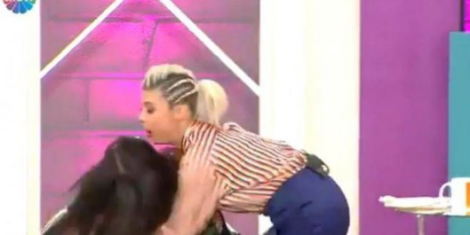 &Tau;&omicron;&upsilon;&rho;&kappa;ί&alpha; | &Gamma;&upsilon;&nu;&alpha;ί&kappa;&alpha; &lambda;&iota;&pi;&omicron;&theta;ύ&mu;&eta;&sigma;&epsilon; &sigma;&epsilon; &sigma;ό&omicron;&upsilon; &epsilon;&pi;&epsilon;&iota;&delta;ή &tau;&eta;&sigmaf; έ&kappa;&omicron;&psi;&alpha;&nu; &tau;&alpha; &mu;&alpha;&lambda;&lambda;&iota;ά (vd)