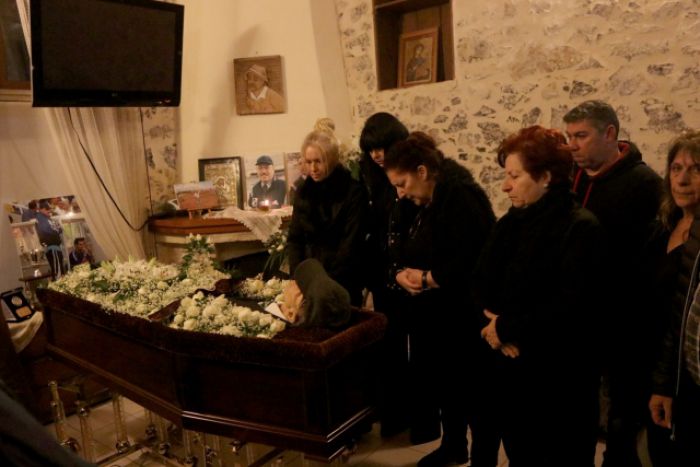 &Gamma;&kappa;έ&rho;&alpha;&rho;&nu;&tau; | &Kappa;&omicron;&sigma;&mu;&omicron;&sigma;&upsilon;&rho;&rho;&omicron;ή &sigma;&tau;&eta;&nu; &Kappa;&rho;ή&tau;&eta; - &Sigma;&epsilon; &lambda;&alpha;ϊ&kappa;ό &pi;&rho;&omicron;&sigma;&kappa;ύ&nu;&eta;&mu;&alpha; &eta; &sigma;&omicron;&rho;ό&sigmaf; &tau;&omicron;&upsilon; (&epsilon;&iota;&kappa;ό&nu;&epsilon;&sigmaf;)