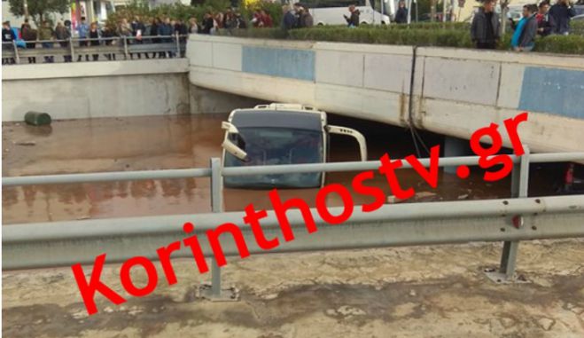 Κακοκαιρία | Λεωφορείο σκεπάστηκε από τα νερά στην παλαιά Εθνική Οδό &quot;Αθηνών-Κορίνθου&quot; (vd)
