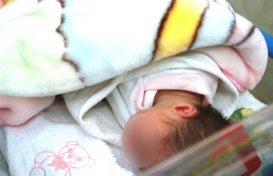 Πανελλήνια συγκίνηση για το βρέφος που χαροπαλεύει - Ήταν γεμάτο βρωμιές το κορμάκι του..