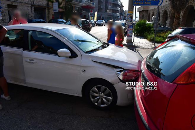 Τροχαίο ατύχημα καραμπόλα με 5 οχήματα στο κέντρο του Ναυπλίου (vd)