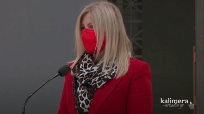 &Sigma;&pi;&upsilon;&rho;&iota;&delta;ά&kappa;&omicron;&upsilon; &sigma;&epsilon; &Nu;ί&kappa;&alpha;: "&Epsilon;ί&sigma;&tau;&epsilon; &sigma;ί&gamma;&omicron;&upsilon;&rho;&omicron;&sigmaf; ό&tau;&iota; &epsilon;&sigma;&epsilon;ί&sigmaf; &mu;&pi;&omicron;&rho;&epsilon;ί&tau;&epsilon; &nu;&alpha; &kappa;&rho;ί&nu;&epsilon;&tau;&epsilon; &tau;&eta; &delta;&iota;&kappa;ή &mu;&omicron;&upsilon; &pi;&alpha;&rho;&alpha;&tau;&alpha;&xi;&iota;&alpha;&kappa;ή &pi;&omicron;&rho;&epsilon;ί&alpha;;" (vd)