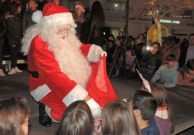 Καλαμάτα | Σήμερα ανάβει το δένδρο στην Πλατεία (με Vegas), την Κυριακή στην παραλία!