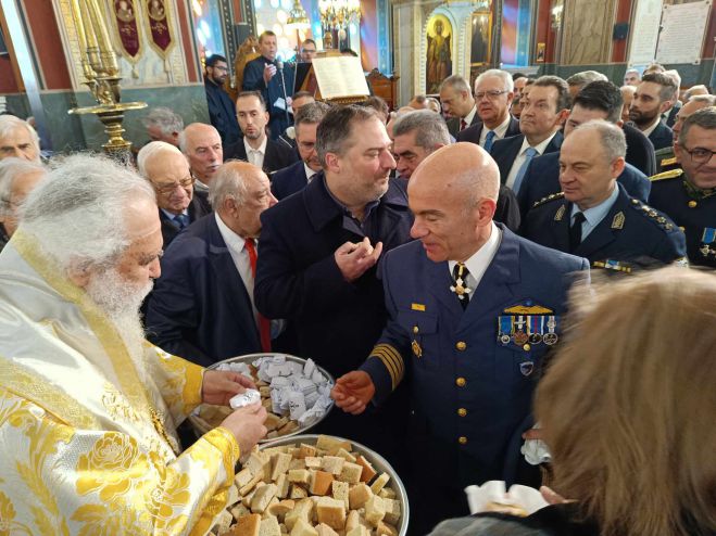 &Eta; &Tau;&rho;ί&pi;&omicron;&lambda;&eta; &gamma;&iota;ό&rho;&tau;&alpha;&sigma;&epsilon; &mu;&epsilon; &lambda;&alpha;&mu;&pi;&rho;ό&tau;&eta;&tau;&alpha; &tau;&eta; &mu;&nu;ή&mu;&eta; &tau;&omicron;&upsilon; &Alpha;&gamma;ί&omicron;&upsilon; &Beta;&alpha;&sigma;&iota;&lambda;&epsilon;ί&omicron;&upsilon; (&epsilon;&iota;&kappa;ό&nu;&epsilon;&sigmaf;)