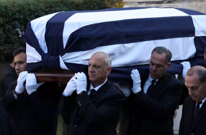 &Kappa;&eta;&delta;&epsilon;ί&alpha; &tau;έ&omega;&sigmaf; &beta;&alpha;&sigma;&iota;&lambda;&iota;ά &Kappa;&omega;&nu;&sigma;&tau;&alpha;&nu;&tau;ί&nu;&omicron;&upsilon;: &laquo;&Kappa;&omega;&nu;&sigma;&tau;&alpha;&nu;&tau;ί&nu;&omicron;&sigmaf;, &Kappa;&omega;&nu;&sigma;&tau;&alpha;&nu;&tau;ί&nu;&omicron;&sigmaf;, &zeta;ή&tau;&omega; &omicron; &beta;&alpha;&sigma;&iota;&lambda;&iota;ά&sigmaf;&raquo; &phi;ώ&nu;&alpha;&zeta;&epsilon; &omicron; &kappa;ό&sigma;&mu;&omicron;&sigmaf;