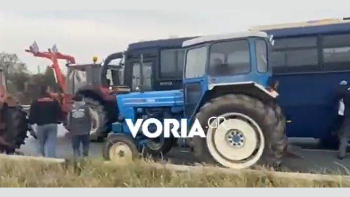 Αστυνομική κλούβα σπριντάρει για να σπάσει το αγροτικό μπλόκο - Έντρομοι αγρότες τρέχουν στην άκρη για να μην τους χτυπήσει (vd)
