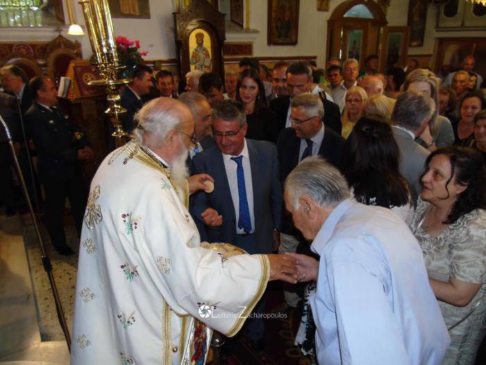 &Eta; &gamma;&iota;&omicron;&rho;&tau;ή &tau;&omicron;&upsilon; &Mu;&eta;&tau;&rho;&omicron;&pi;&omicron;&lambda;ί&tau;&eta; &Alpha;&lambda;έ&xi;&alpha;&nu;&delta;&rho;&omicron;&upsilon;, &sigma;&tau;&omicron; &chi;&omega;&rho;&iota;ό &tau;&omicron;&upsilon;, &Pi;ά&pi;&alpha;&rho;&iota; &Mu;&alpha;&nu;&tau;&iota;&nu;&epsilon;ί&alpha;&sigmaf; (&epsilon;&iota;&kappa;ό&nu;&epsilon;&sigmaf;)