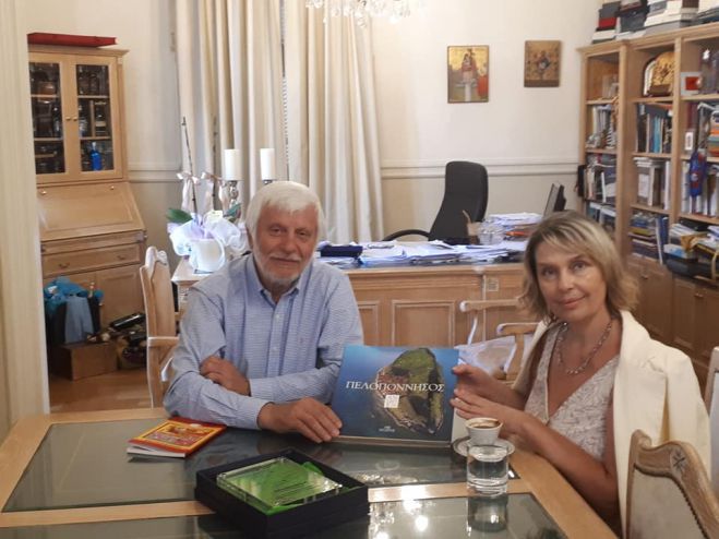 &Sigma;&tau;&eta;&nu; &Tau;&rho;ί&pi;&omicron;&lambda;&eta; &eta; &Kappa;&alpha;&tau;&epsilon;&rho;ί&nu;&alpha; &Pi;&alpha;&pi;&alpha;&kappa;ώ&sigma;&tau;&alpha; - &Mu;&epsilon; &pi;&omicron;&iota;&omicron;&upsilon;&sigmaf; &sigma;&upsilon;&nu;&alpha;&nu;&tau;ή&theta;&eta;&kappa;&epsilon;, &tau;&iota; &sigma;&upsilon;&zeta;ή&tau;&eta;&sigma;&alpha;&nu; (&epsilon;&iota;&kappa;ό&nu;&epsilon;&sigmaf;)