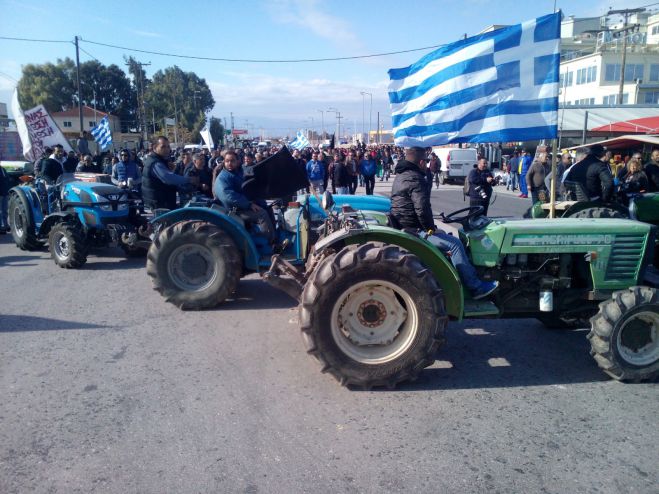 Οι αγρότες έκλεισαν την παλαιά εθνικής οδού Κορίνθου – Πατρών (εικόνες)
