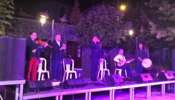 &Mu;&epsilon; &sigma;&upsilon;&nu;&alpha;&upsilon;&lambda;ί&alpha; &tau;&omicron;&upsilon; &Lambda;ά&lambda;&epsilon;&zeta;&alpha; &omicron;&lambda;&omicron;&kappa;&lambda;&eta;&rho;ώ&theta;&eta;&kappa;&epsilon; &tau;&omicron; &Phi;&epsilon;&sigma;&tau;&iota;&beta;ά&lambda; &Mu;&alpha;&iota;&nu;ά&lambda;&omicron;&upsilon; (vd)