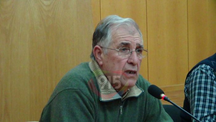 &laquo;Έ&chi;&omicron;&upsilon;&mu;&epsilon; &beta;&rho;&epsilon;&iota; &delta;ύ&omicron; &chi;ώ&rho;&omicron;&upsilon;&sigmaf;. &Xi;&epsilon;&kappa;&iota;&nu;ά &tau;&omicron; &mu;ά&zeta;&epsilon;&mu;&alpha; &tau;&omega;&nu; &sigma;&kappa;&omicron;&upsilon;&pi;&iota;&delta;&iota;ώ&nu; &sigma;&tau;&eta;&nu; &Tau;&rho;ί&pi;&omicron;&lambda;&eta;&raquo;! (vd)