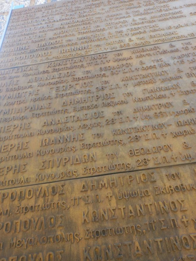 603 &Alpha;&rho;&kappa;ά&delta;&epsilon;&sigmaf; έ&pi;&epsilon;&sigma;&alpha;&nu; &nu;&epsilon;&kappa;&rho;&omicron;ί &sigma;&tau;&omicron;&nu; &pi;ό&lambda;&epsilon;&mu;&omicron; &tau;&omicron;&upsilon; '40 (&epsilon;&iota;&kappa;ό&nu;&epsilon;&sigmaf;)