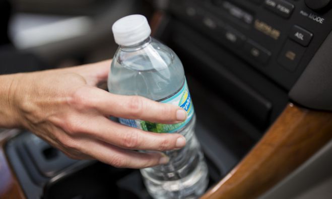 Προσοχή: Κίνδυνος από το μπουκάλι νερού που αφήνουμε μέσα από το αυτοκίνητο!