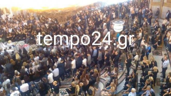 Πάτρα - Ράγισαν καρδιές στην κηδεία του 17χρονου ποδοσφαιριστή (vd)