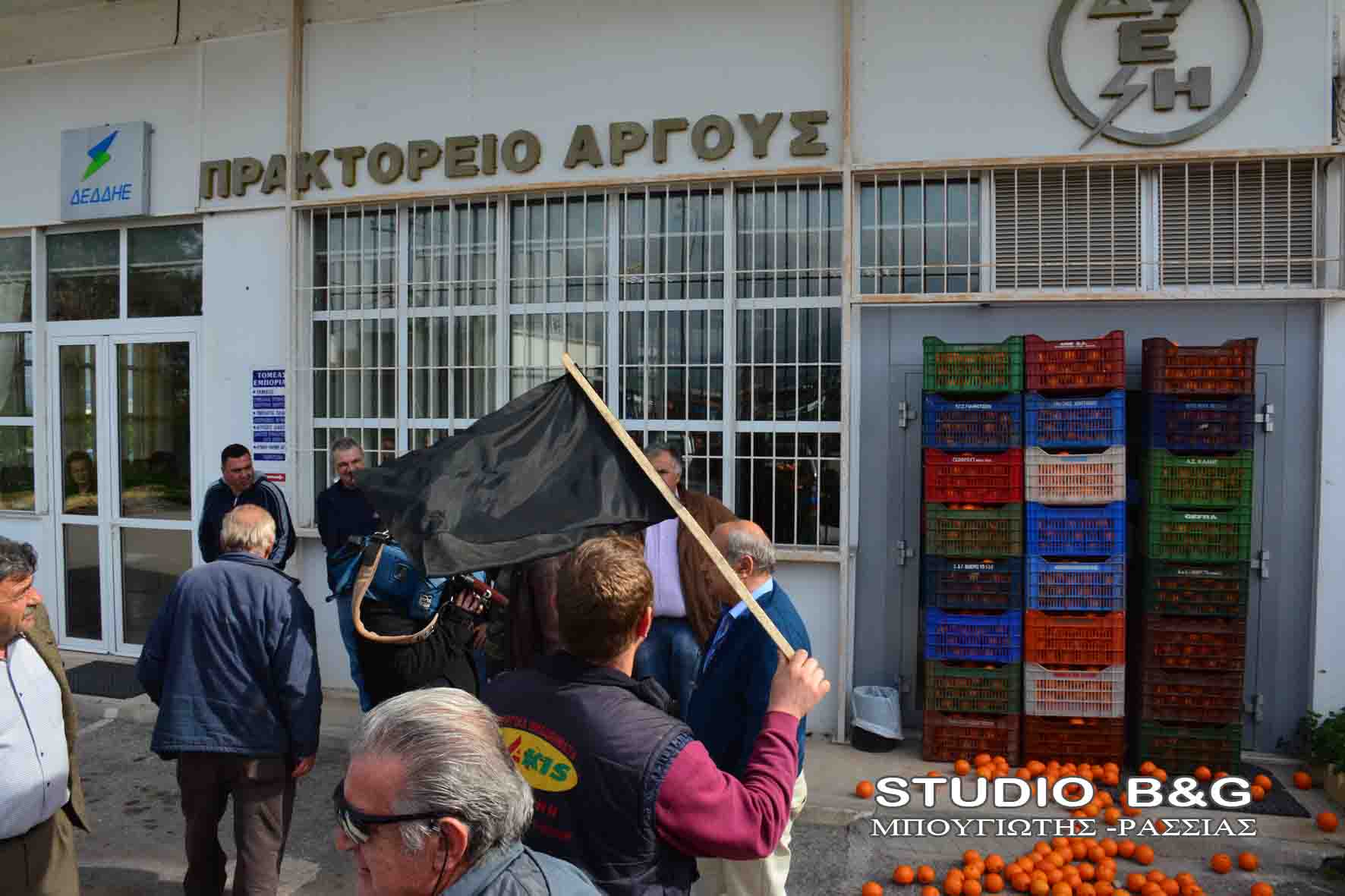 Απίστευτο! Αγρότες έχτισαν με κλούβες πορτοκαλιών τη ΔΕΗ Άργους! (εικόνες)