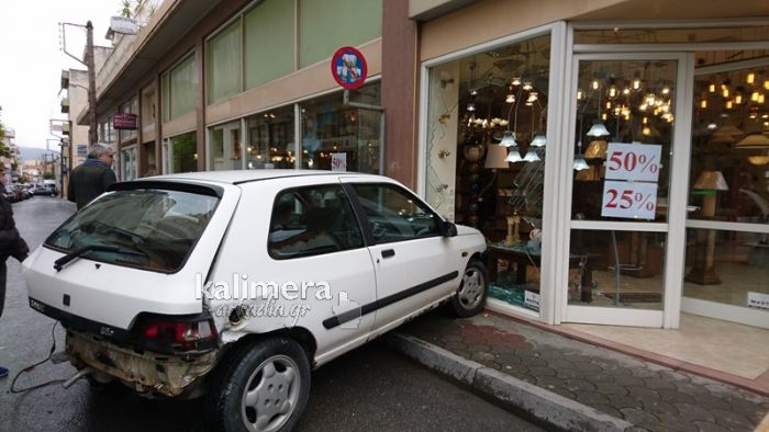 Τροχαίο το πρωί στην Τρίπολη - Συγκρούστηκαν δύο οχήματα - Το ένα κατέληξε στην τζαμαρία καταστήματος (εικόνες)