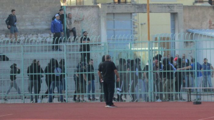 &Sigma;&omicron;&beta;&alpha;&rho;ά &epsilon;&pi;&epsilon;&iota;&sigma;ό&delta;&iota;&alpha; &sigma;&tau;&omicron; &pi;&alpha;&iota;&chi;&nu;ί&delta;&iota; &Chi;&alpha;&lambda;&kappa;ί&delta;&alpha; - &Alpha;&iota;&gamma;ά&lambda;&epsilon;&omega; (vd)